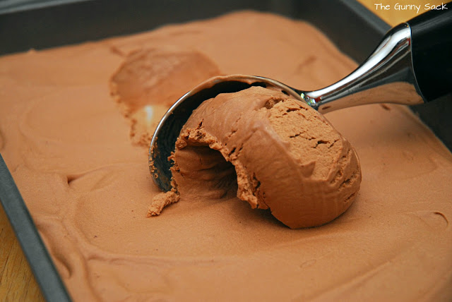 scoop chocolate ice cream