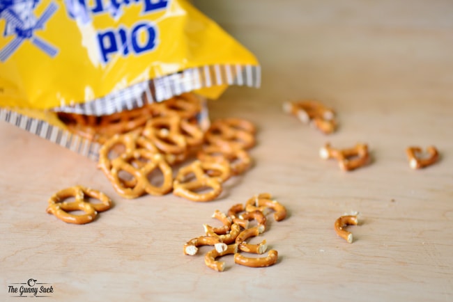 Hard Pretzels With Some Smaller Pieces Shaped Like Handles