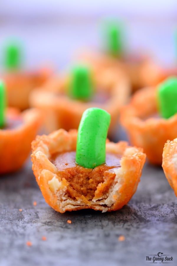 Pumpkin Pie Bites | These mini pumpkin pies look like mini pumpkins and are perfect for Halloween and Thanksgiving!