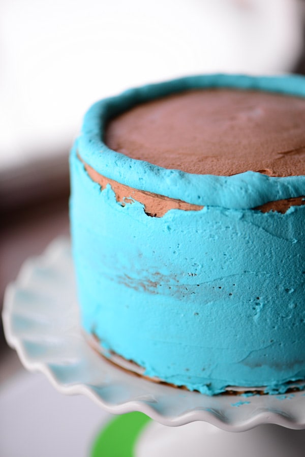 make a rim around the cake with buttercream frosting