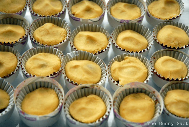 add nougat layer to mini muffin cups