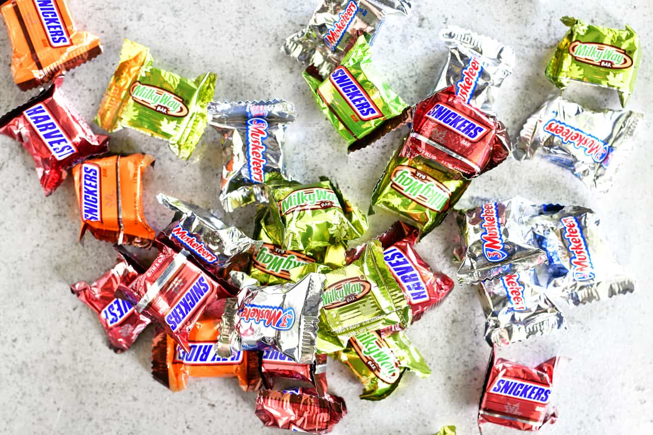 mini candy bars for Halloween Candy Bar Pretzel Bites