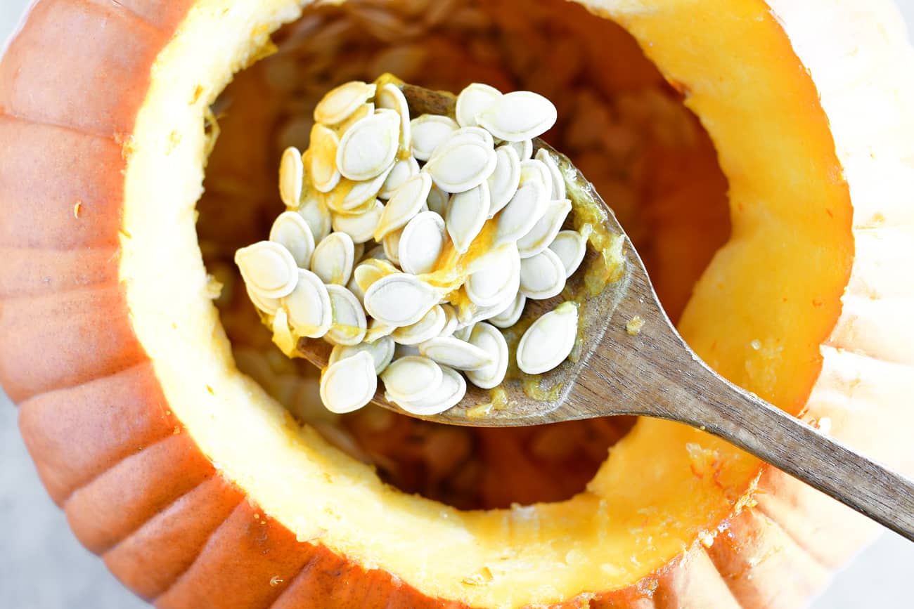 remove pumpkin pulp for making roasted pumpkin seeds