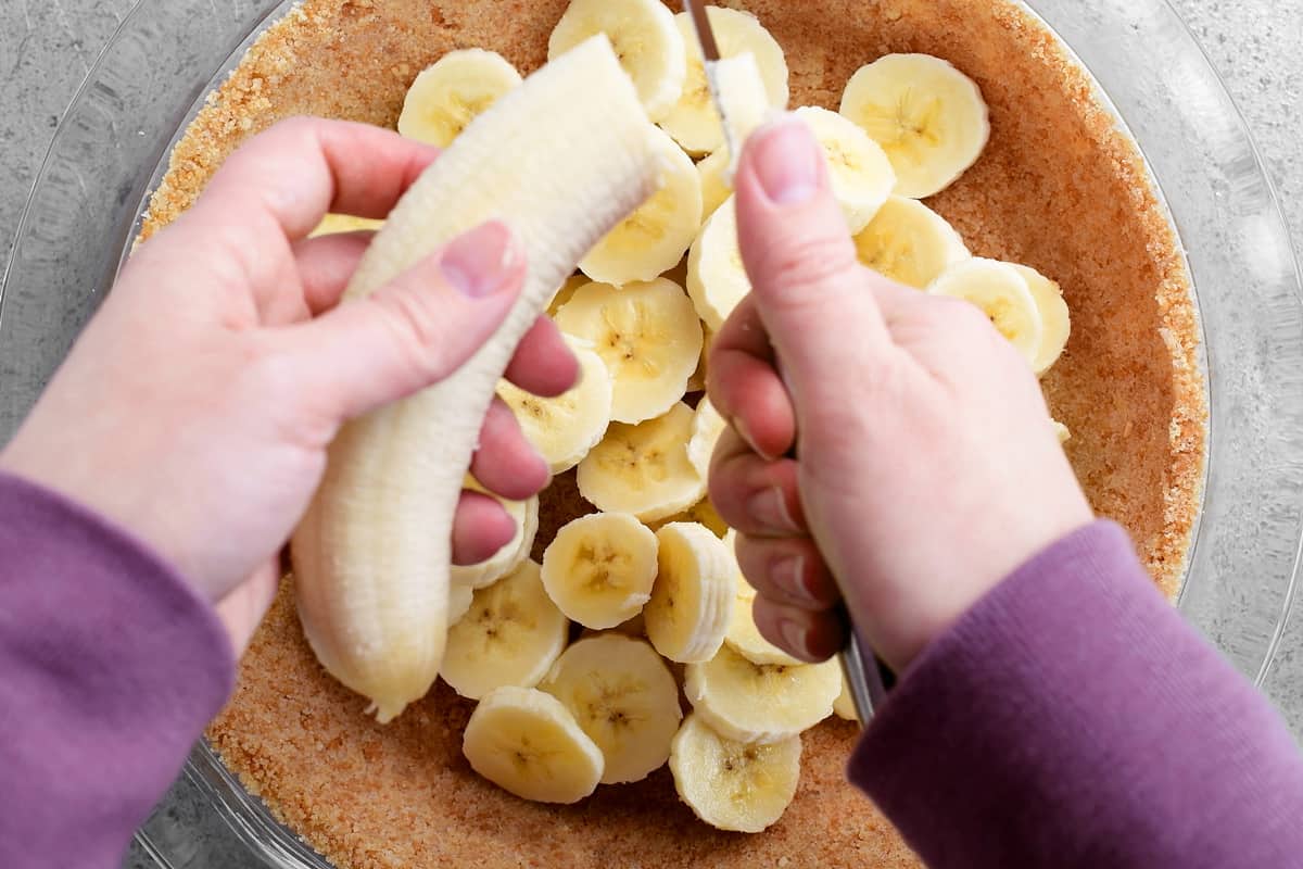 slice bananas into pie crust