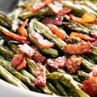 roasted green beans with bacon on top