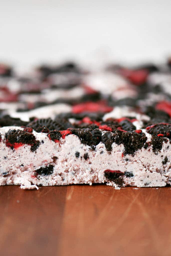 side view of the full slab of peppermint oreo fudge.