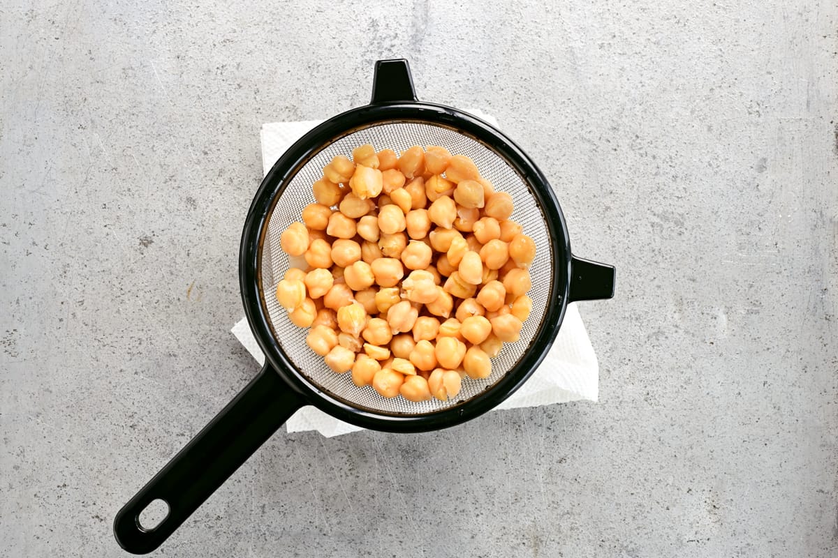 Rinsed chickpeas in a strainer.